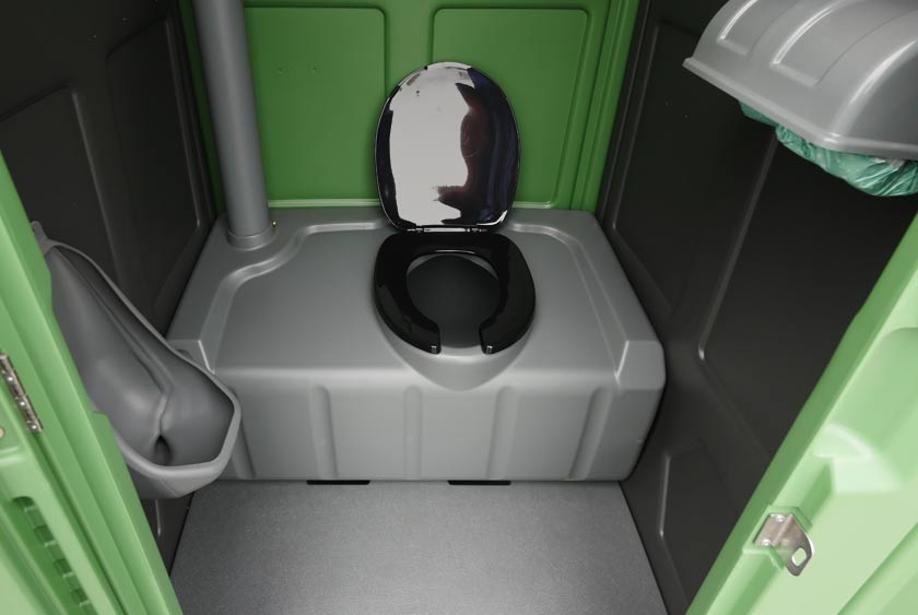 SPACIOUS INTERIOR WITH FULL SIZED TOILET SEAT