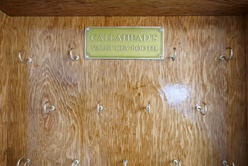 VARNISHED WOOD KEY HOOK HOLDER WITH BRASS CALLAHEAD SIGN